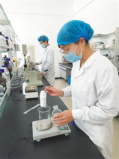 p>  在银川凤仪堂生物工程研发中心,技术人员正在从事研发